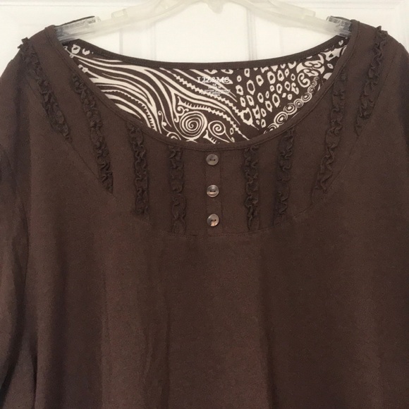 🤩Brown Tee w/ Buttons & Embroidered Scoop Neck🤩 - Picture 2 of 4